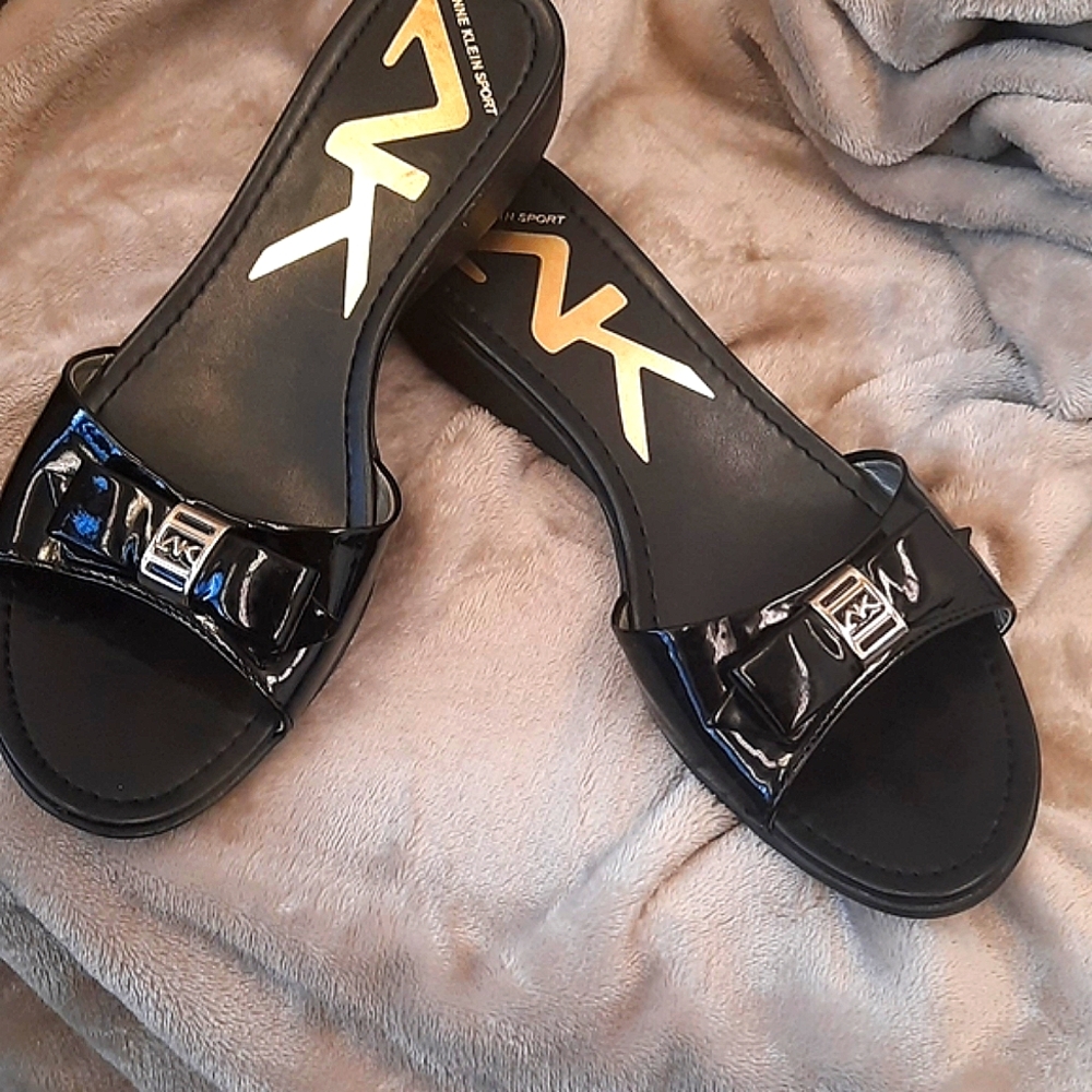 BLACK PATENT LEATHER/GOLD ANNE KLEIN SPORT SANDAL